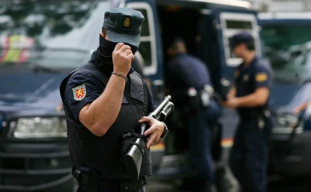 Policias nacionales vigilan las inmediaciones de la Audiencia Nacional. 