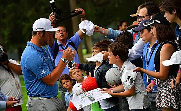Rahm atiende a los aficionados más jóvenes en Chapultepec, Ciudad de México.
