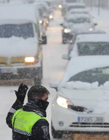 Imagen secundaria 2 - Tres estampas de la complicada mañana vivida en Álava a causa de la nieve.