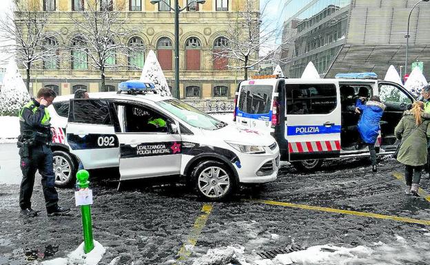 La Policía Local de Bilbao tuvo que llevar al hospital de Santa Marina a varios trabajadores.