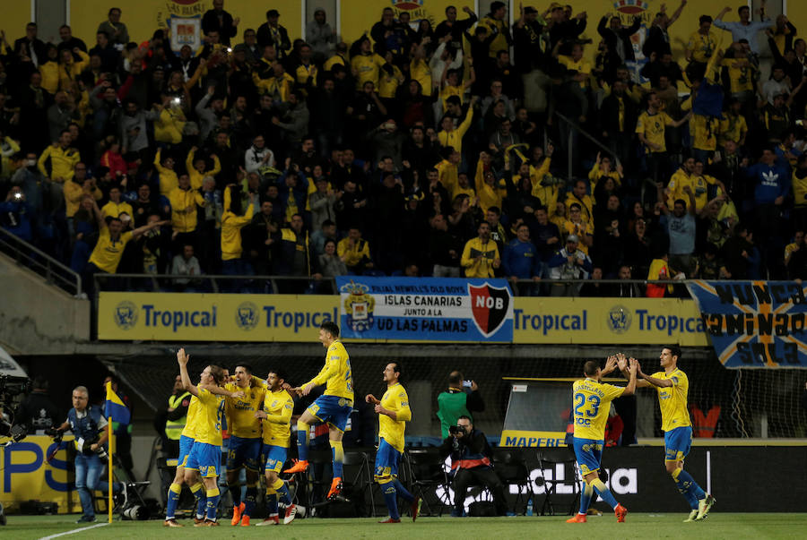 Inesperado empate en Las Palmas del Barcelona antes de recibir al Atlético. La distancia con el segundo es ahora de cinco puntos en la clasificación. Mal partido de los azulgrana donde Calleri igualó el gol de Messi desde el punto de penalti.