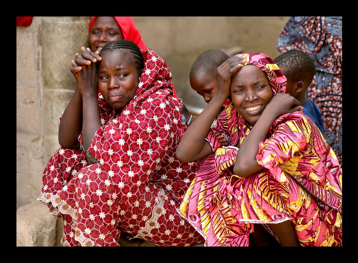 «No quiero volver a esa escuela otra vez, excepto si me transfieren a otro lugar: tengo miedo.» Las palabras de Amina Usman, una de las niñas que evitó ser secuestrada hace un par de semanas cuando miembros de Boko Haram irrumpieron en la escuela de Dapchi, al noreste de Nigeria, y se llevaron a más de cien compañeras, ilustra el horror. Pero lo sucedido en el polvoriento pueblo de Amina sólo es un nuevo episodio de la violencia desatada en el país por este grupo terrorista cuyo nombre podría traducirse en lengua hausa, la más hablada en la región, como «la educación occidental está prohibida.» En 2014 miembros de este grupo raptaron a 276 niñas en la ciudad de Chibok. Desde que iniciaron sus actividades con la intención de crear un estado que se adhiera a una interpretación estricta de la ley islámica, han asesinado a más de veinte mil personas. En las fotografías, familiares de las niñas observan algunas de sus pertenencias en la escuela.