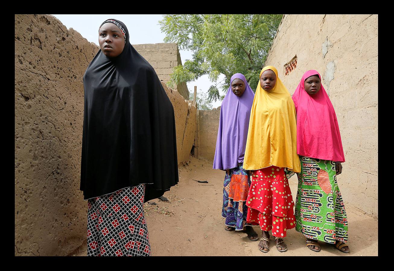 «No quiero volver a esa escuela otra vez, excepto si me transfieren a otro lugar: tengo miedo.» Las palabras de Amina Usman, una de las niñas que evitó ser secuestrada hace un par de semanas cuando miembros de Boko Haram irrumpieron en la escuela de Dapchi, al noreste de Nigeria, y se llevaron a más de cien compañeras, ilustra el horror. Pero lo sucedido en el polvoriento pueblo de Amina sólo es un nuevo episodio de la violencia desatada en el país por este grupo terrorista cuyo nombre podría traducirse en lengua hausa, la más hablada en la región, como «la educación occidental está prohibida.» En 2014 miembros de este grupo raptaron a 276 niñas en la ciudad de Chibok. Desde que iniciaron sus actividades con la intención de crear un estado que se adhiera a una interpretación estricta de la ley islámica, han asesinado a más de veinte mil personas. En las fotografías, familiares de las niñas observan algunas de sus pertenencias en la escuela.