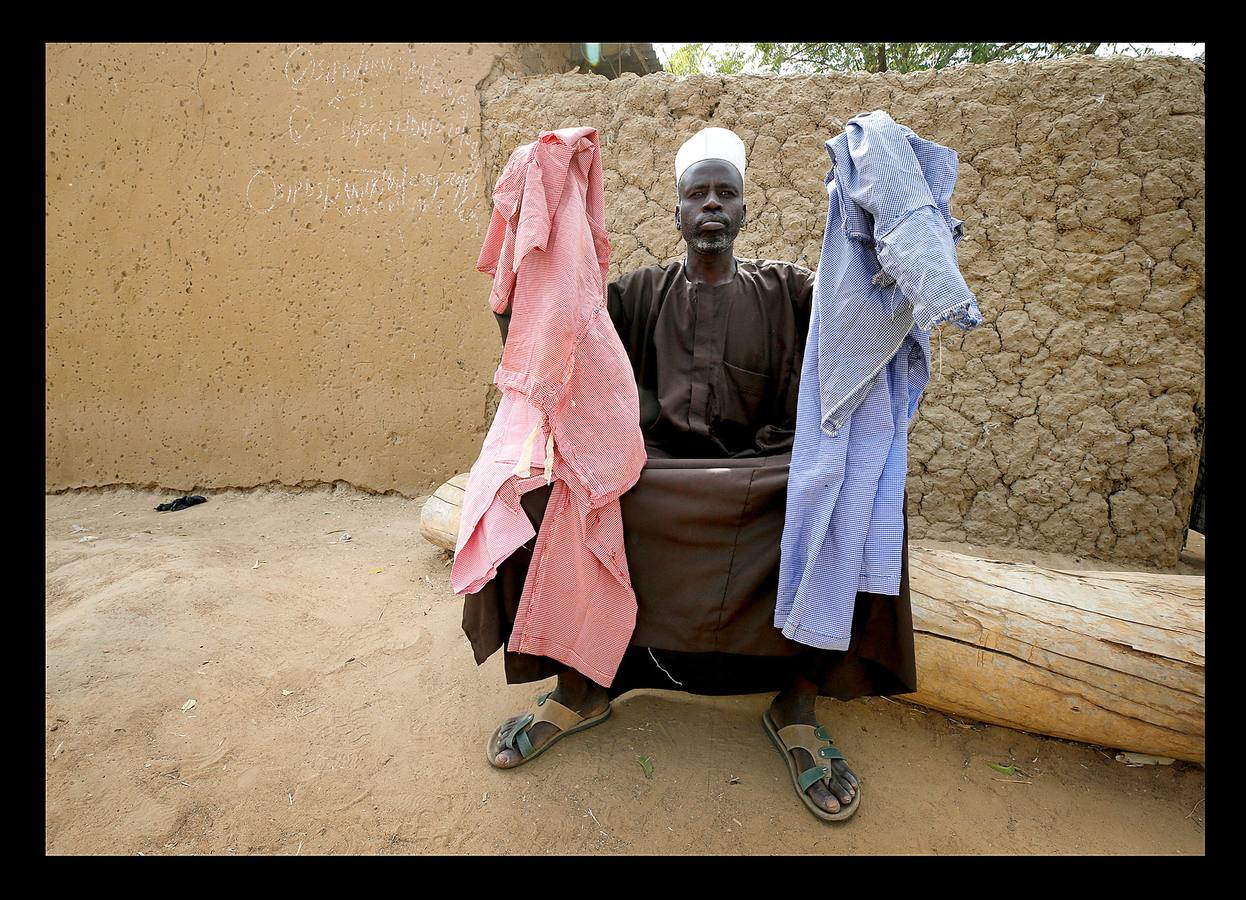 «No quiero volver a esa escuela otra vez, excepto si me transfieren a otro lugar: tengo miedo.» Las palabras de Amina Usman, una de las niñas que evitó ser secuestrada hace un par de semanas cuando miembros de Boko Haram irrumpieron en la escuela de Dapchi, al noreste de Nigeria, y se llevaron a más de cien compañeras, ilustra el horror. Pero lo sucedido en el polvoriento pueblo de Amina sólo es un nuevo episodio de la violencia desatada en el país por este grupo terrorista cuyo nombre podría traducirse en lengua hausa, la más hablada en la región, como «la educación occidental está prohibida.» En 2014 miembros de este grupo raptaron a 276 niñas en la ciudad de Chibok. Desde que iniciaron sus actividades con la intención de crear un estado que se adhiera a una interpretación estricta de la ley islámica, han asesinado a más de veinte mil personas. En las fotografías, familiares de las niñas observan algunas de sus pertenencias en la escuela.