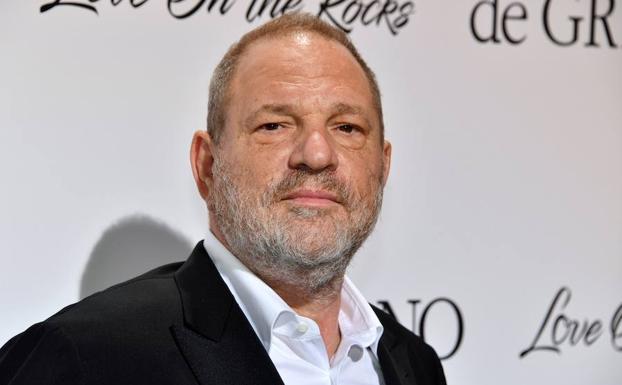 Harvey Weinstein posa en una presentación. 