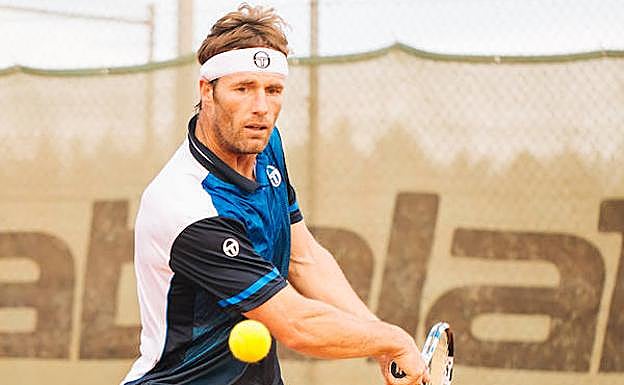 Dani Gimeno golpea la bola con su revés a dos manos durante un entrenamiento en la academia Lozano Altur de Silla (Valencia).