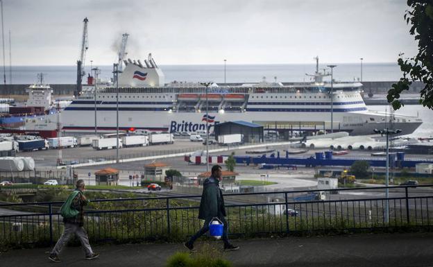 El Puerto de Bilbao desaloja de sus instalaciones a los inmigrantes acampados