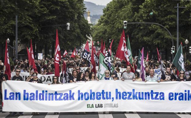 Manifestación convocada por los sindicatos abertzales para reclamar mejoras en las condiciones laborales de las plantillas y más recursos para la enseñanza pública.