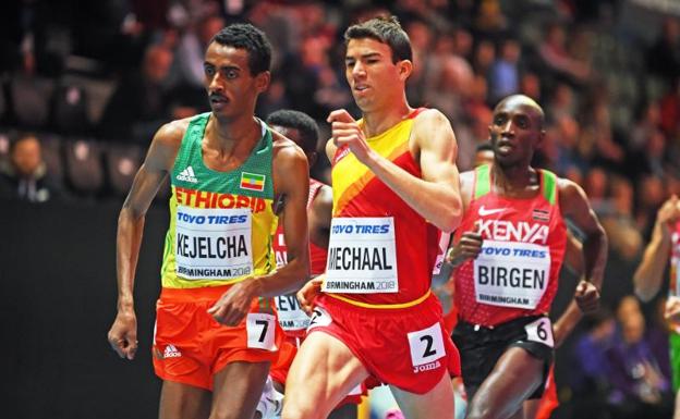 El atleta español Adel Mechaal (centro), y el etíope Yomif Kejelcha (izda) compiten en la ronda clasificatoria de los 3000 metros lisos.
