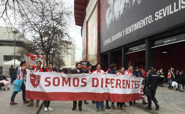 Una pancarta de 'Somos diferentes' recibe al Athletic en el Pizjuán