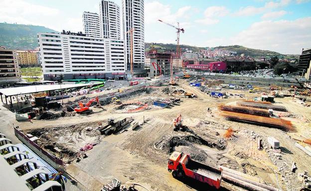 Las obras de Termibus y las de la cuarta torre complican la circulación a primera hora de la mañana.