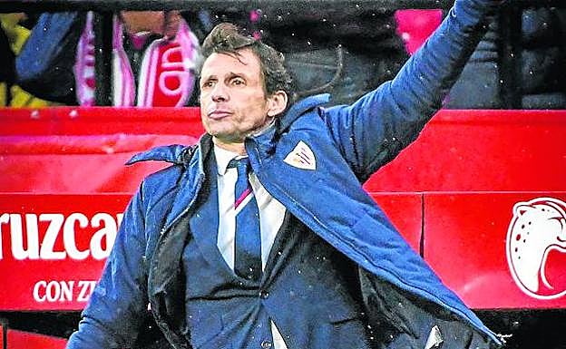 Ziganda imparte instrucciones en el banquillo del Sánchez Pizjuán.