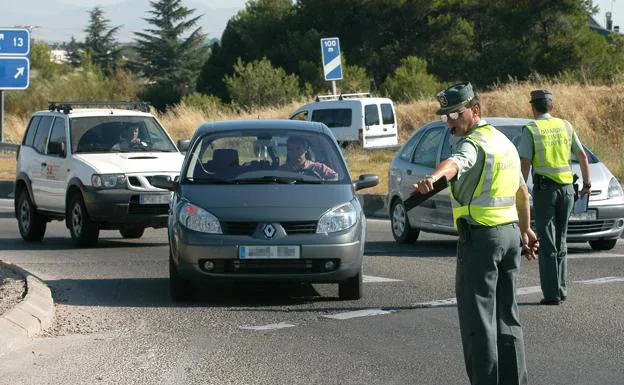 Agentes de la Guardia Civil regulan el tráfico en un control en la M-503 en Madrid.