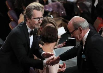 Imagen secundaria 1 - Meryl Streep charla con Nicole Kidman. Gary Oldman estrecha la mano de Richard Jenkins y Rockwell muestra su Oscar. 