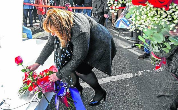 Marian Romero coloca una rosa en memoria de su marido Isaías Carrasco, asesinado por ETA hace diez años.
