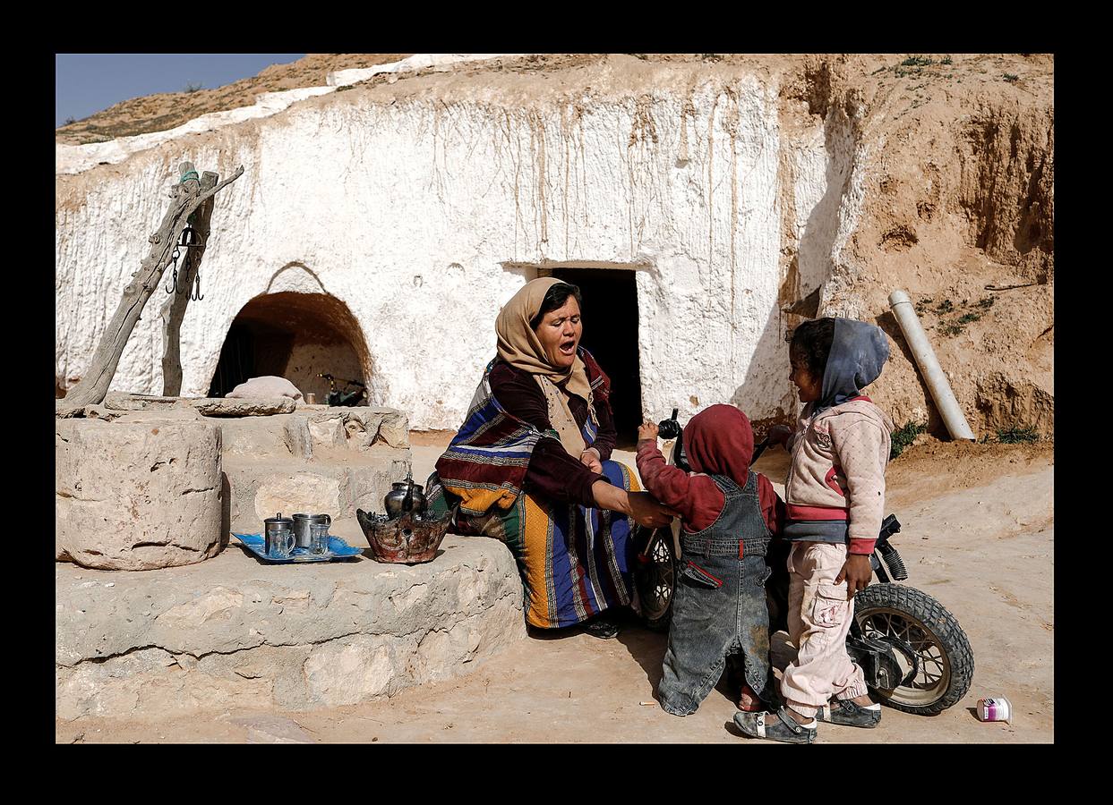 En la ciudad de Matmata, en los áridos valles del sur de Túnez, la gente ha vivido durante siglos en casas excavadas en la montaña cuya cubierta de tierra les proporciona protección contra el sofocante calor del verano y los vientos del invierno. En las últimas décadas, la despoblación rural ha provocado que muchas familias abandonen estas casas, conocidas como trogloditas. Las pocas personas que aún se mantienen en ellas lo hacen por necesidad o un sentimiento de pertenencia que los mantiene unidos a sus hogares y a la tierra. "Nuestra casa estaba abierta para los turistas, pero ahora, sin ellos, no ganamos nada. No quiero salir de la casa donde crecí," dice Tayeb, de 76 años, unos de sus moradores.