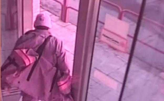 El asaltante detenido esta pasada semana en Haro sale de la sucursal bancaria de Pradejón con una bolsa cargada de dinero. 