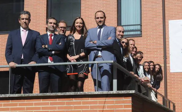 Echevarrieta, el segundo por la izquierda, con corbata roja, posa con otros abogados y el Fiscal Jefe de Álava en la Escuela de Práctica Jurídica.