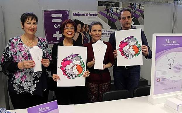 Responsables de Erabide y de Zuluaga, en la presentación de la joya. 