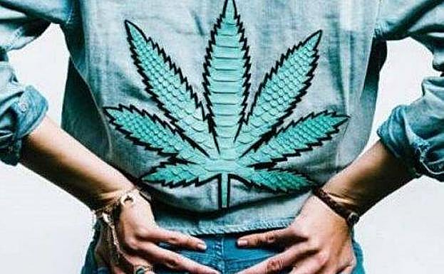 Alexander Wang ha inspirado sus últimas colecciones en el cannabis. La hoja de la marihuana aparece en casi todas sus prendas, justo en el momento en que California ha autorizado el consumo y comercio de esta sustancia para uso recreativo.