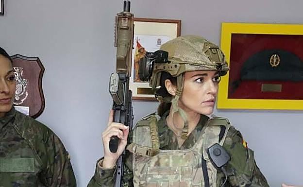 La actriz, enfundada en su uniforme. 