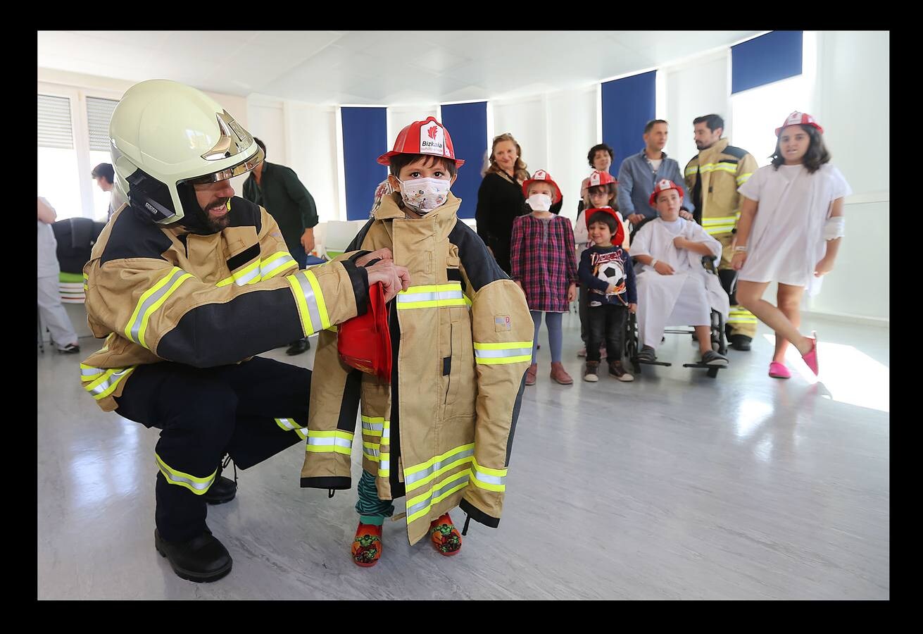Fotos: Los bomberos realizan su &#039;rescate&#039; más emotivo con abrazos y besos de los niños ingresados en Cruces
