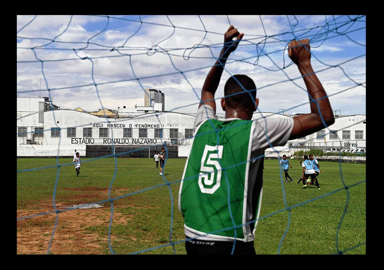 Unas enormes letras detrás de una de las porterías del estadio Sao Cristovao, en Río de Janeiro, recuerdan a Ronaldo, una de las estrellas del fútbol mundial. Al igual que sus héroes futbolísticos, casi todos los niños que entrenan en Sao Cristovao proceden de las favelas de Río, barrios muy unidos, pobres y a menudo violentos, donde la práctica del deporte es una de las escasas vías de escape. Para un afortunado grupo de 120 jóvenes de 14 a 20 años, componentes del equipo Red Bull Brasil, sus inicios en el fútbol pueden ser muy diferentes. Una academia de vanguardia en Jarinu, a 70 kilómertros de Sao Paulo, les ha abierto las puertas.