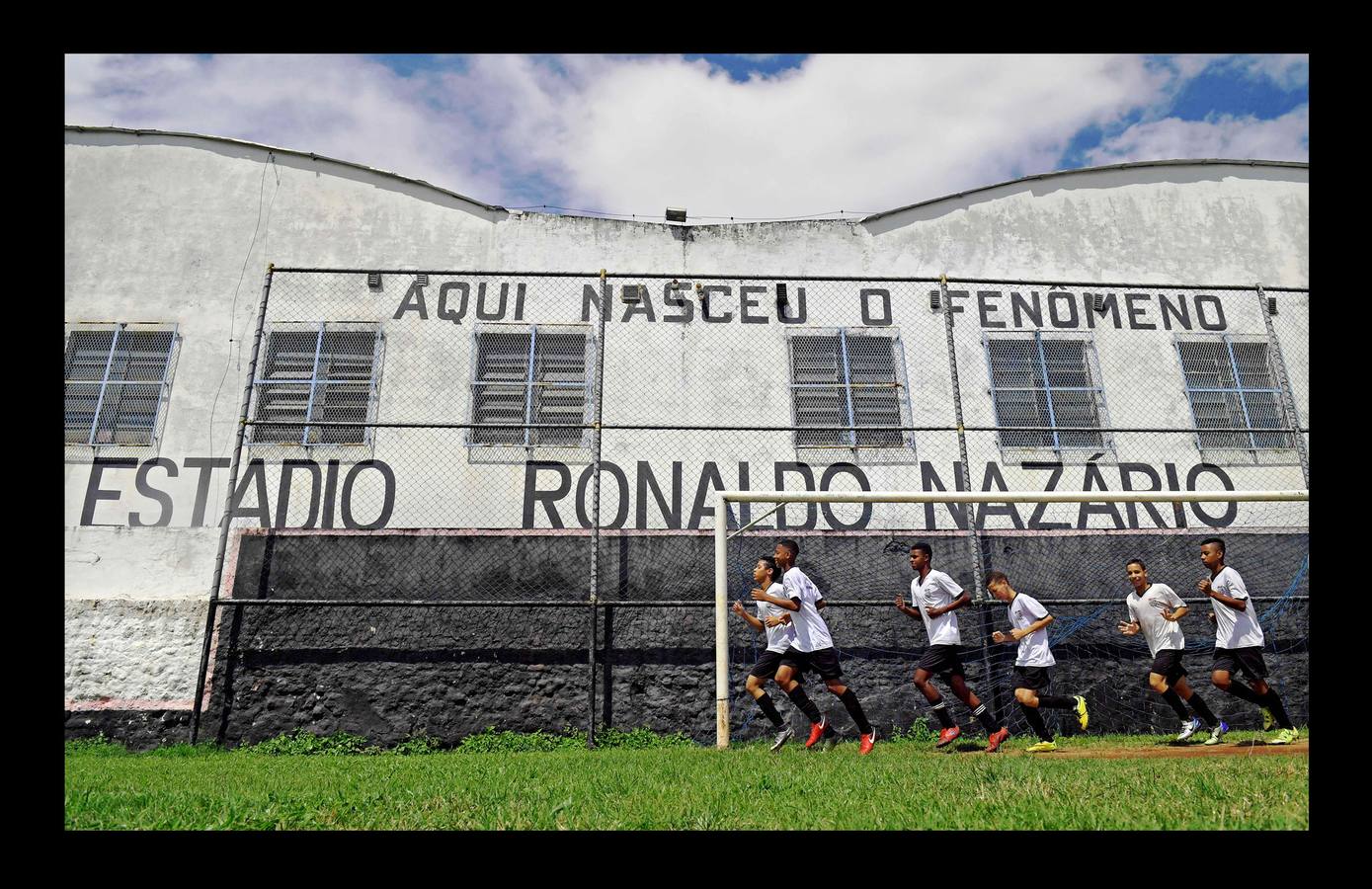 Unas enormes letras detrás de una de las porterías del estadio Sao Cristovao, en Río de Janeiro, recuerdan a Ronaldo, una de las estrellas del fútbol mundial. Al igual que sus héroes futbolísticos, casi todos los niños que entrenan en Sao Cristovao proceden de las favelas de Río, barrios muy unidos, pobres y a menudo violentos, donde la práctica del deporte es una de las escasas vías de escape. Para un afortunado grupo de 120 jóvenes de 14 a 20 años, componentes del equipo Red Bull Brasil, sus inicios en el fútbol pueden ser muy diferentes. Una academia de vanguardia en Jarinu, a 70 kilómertros de Sao Paulo, les ha abierto las puertas.