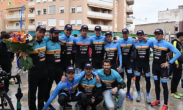 Imagen principal - 1. Los integrantes del equipo ANB, al término de la prueba. 2. El triatleta de Gorliz Ander Irigoien se proclamó campeón de España Sub-23. 3. Dani Juarros celebra el triunfo del equipo.