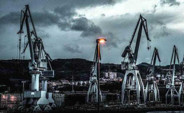 Imagen del astillero La Naval de Sestao al anochecer