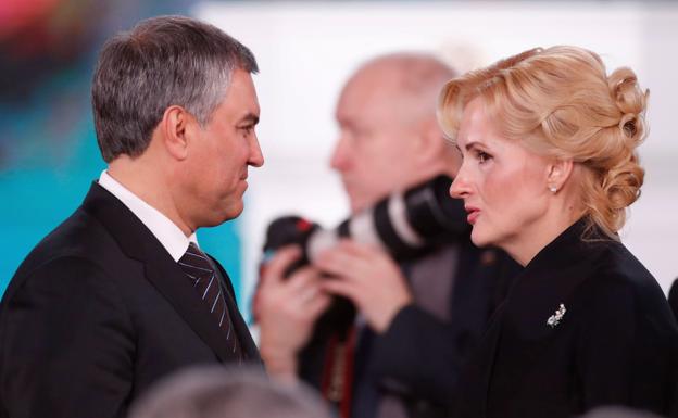 El presidente de la Duma de Rusia, Viacheslav Volodin, charla con su segunda, Irina Yarovaya.