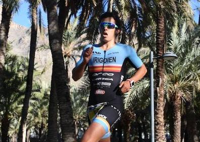 Imagen secundaria 1 - 1. Los integrantes del equipo ANB, al término de la prueba. 2. El triatleta de Gorliz Ander Irigoien se proclamó campeón de España Sub-23. 3. Dani Juarros celebra el triunfo del equipo.