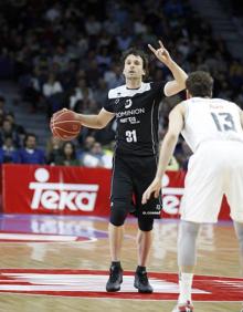 Imagen secundaria 2 - 1. El entrenador Txus Vidorreta es 'manteado' por sus jugadores tras conseguir el ascenso a la ACB en 2004. 2. Axel Hervelle, derrotado en el segundo partido de la final de la liga ACB ante el Barcelona en 2011. 3. Raül López, uno de los emblemas del club, en su última temporada antes de retirarse.