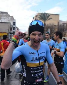 Imagen secundaria 2 - 1. Los integrantes del equipo ANB, al término de la prueba. 2. El triatleta de Gorliz Ander Irigoien se proclamó campeón de España Sub-23. 3. Dani Juarros celebra el triunfo del equipo.