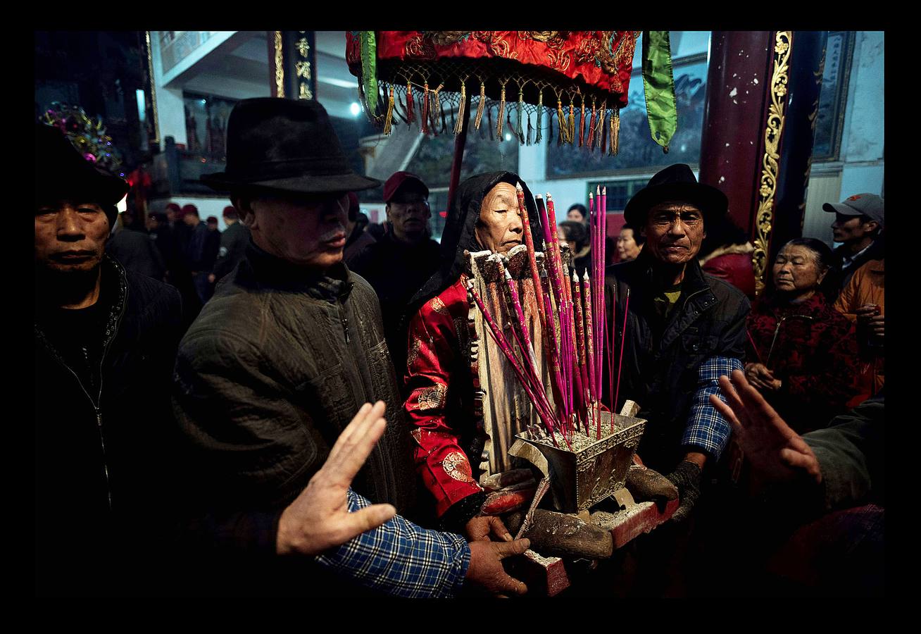 «El tablero de los dioses oceánicos» es uno de los más sorprendentes festivales que se celebran en Fuye, una localidad de la isla de Nanri, en la provincia china de Fujian. Vestidos con prendas bordadas y coronadas sus cabezas con intrincadas coberturas, una veintena de participantes cantan y blanden espadas y estandartes mientras son transportados hacia el mar en palanquines portados por convecinos. La pesca sigue siendo un trabajo arriesgado para los moradores de Fuye, que se hacen a la mar en pequeñas embarcaciones acompañados por imágenes y estatuillas para que los dioses les protejan. «Podemos pedirles que nos mantengan a salvo en el mar, pero no pueden darnos peces ni decirnos dónde hay más,» dijo Zhou, uno de tantos pescadores que estudia inglés con la esperanza de obtener trabajo en un barco de altura.