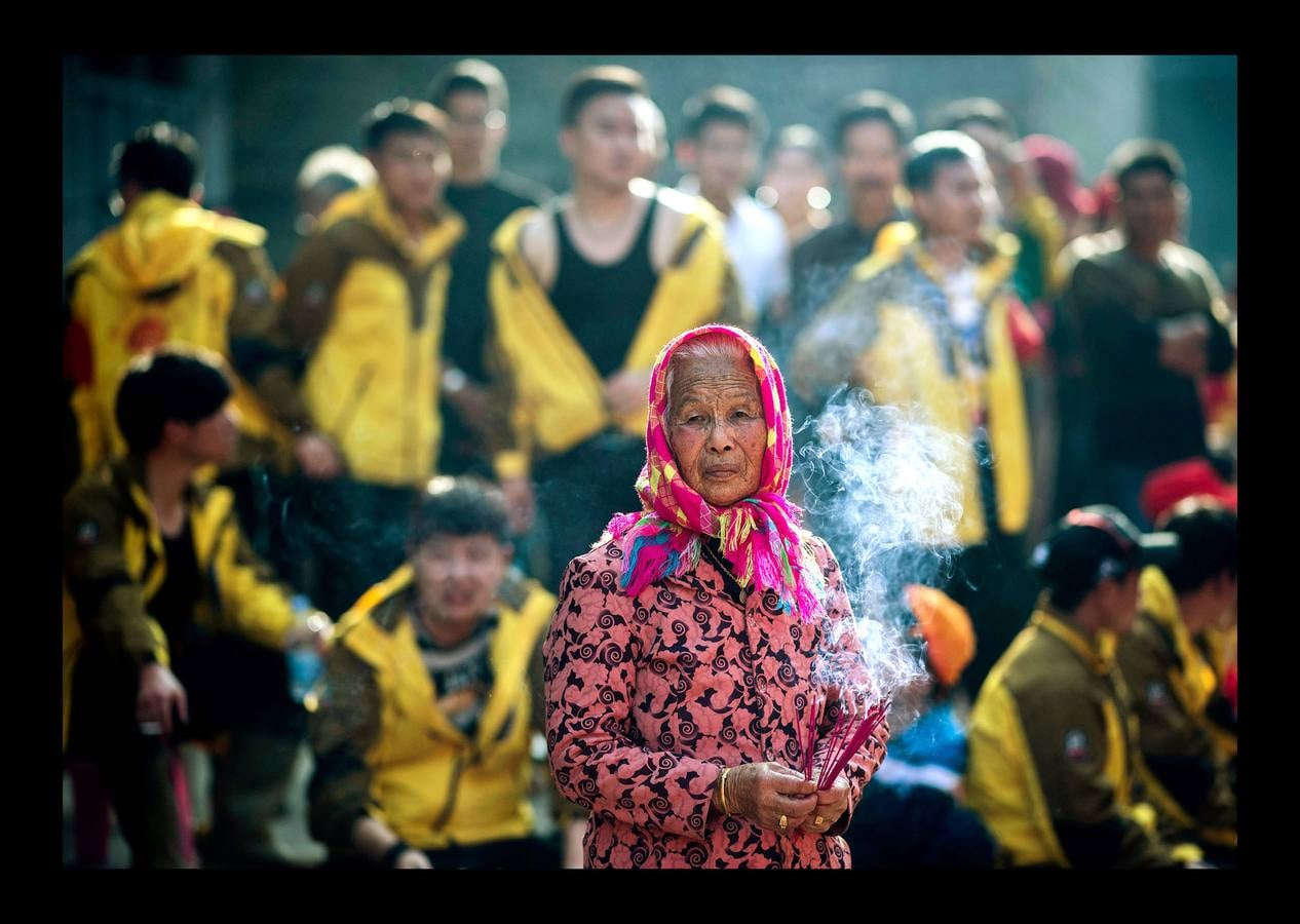 «El tablero de los dioses oceánicos» es uno de los más sorprendentes festivales que se celebran en Fuye, una localidad de la isla de Nanri, en la provincia china de Fujian. Vestidos con prendas bordadas y coronadas sus cabezas con intrincadas coberturas, una veintena de participantes cantan y blanden espadas y estandartes mientras son transportados hacia el mar en palanquines portados por convecinos. La pesca sigue siendo un trabajo arriesgado para los moradores de Fuye, que se hacen a la mar en pequeñas embarcaciones acompañados por imágenes y estatuillas para que los dioses les protejan. «Podemos pedirles que nos mantengan a salvo en el mar, pero no pueden darnos peces ni decirnos dónde hay más,» dijo Zhou, uno de tantos pescadores que estudia inglés con la esperanza de obtener trabajo en un barco de altura.