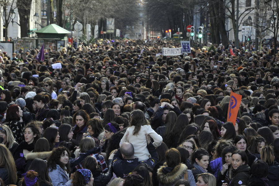 Las mejores fotos del Día Internacional de la Mujer 2018 en Bilbao, con imágenes de las concentraciones y manifestaciones feministas.