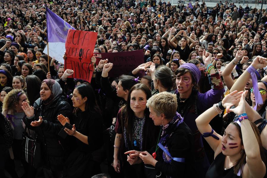 Las mejores fotos del Día Internacional de la Mujer 2018 en Bilbao, con imágenes de las concentraciones y manifestaciones feministas.