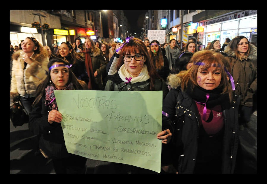 Fotos: La manifestación histórica por el Día de la Mujer en Vitoria