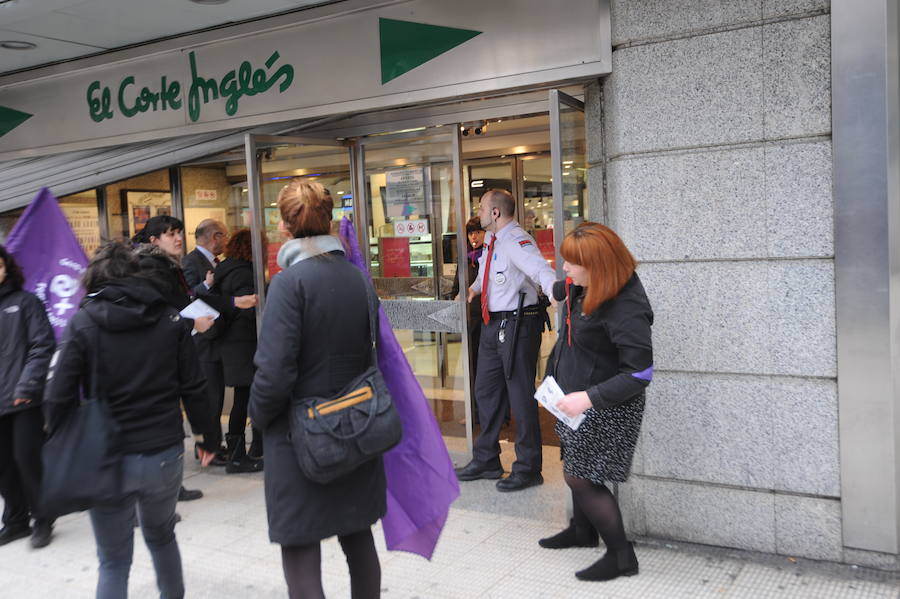 Fotos: Piquete en El Corte Inglés de Vitoria por el 8-M