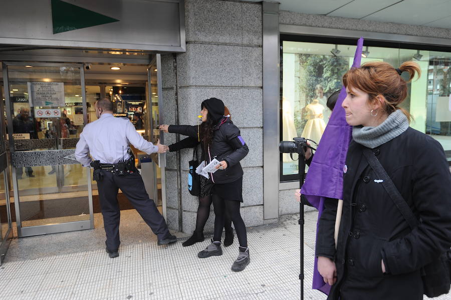 Fotos: Piquete en El Corte Inglés de Vitoria por el 8-M