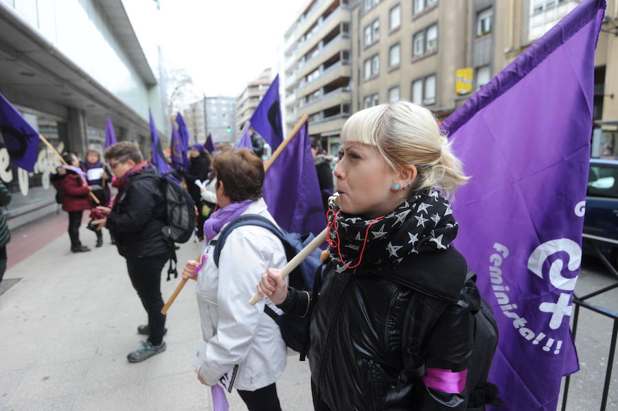 Fotos: Piquete en El Corte Inglés de Vitoria por el 8-M