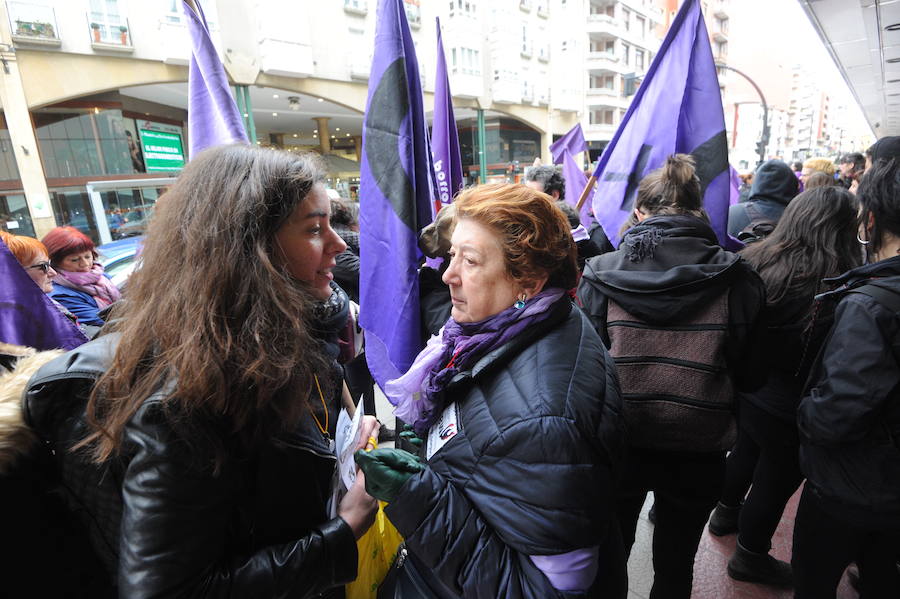 Fotos: Piquete en El Corte Inglés de Vitoria por el 8-M