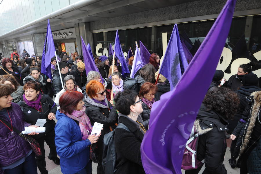 Fotos: Piquete en El Corte Inglés de Vitoria por el 8-M