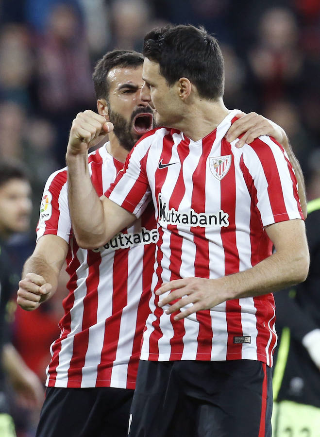 Balenziaga celebra un gol con Aduriz.