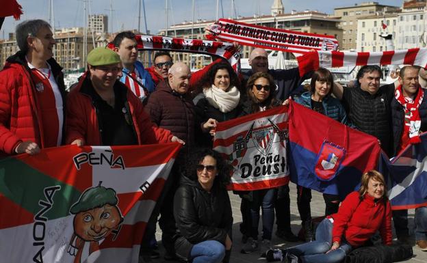 Los aficionados del Athletic animan a su equipo en Marsella.