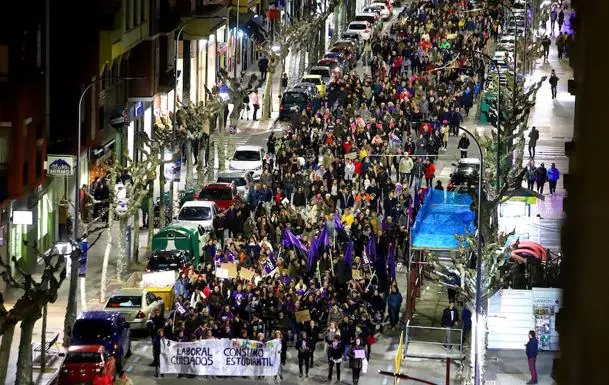 Masiva manifestación con la asistencia de miles de personas que recorrió las calles del centro ayer por la tarde.