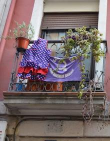 Imagen secundaria 2 - Delantales colgados de los balcones del Casco Viejo.