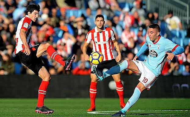 San José y Aspas se disputan un balón ante la mirada de Unai Núñez.