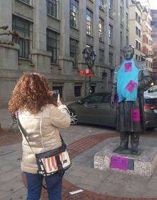 Imagen secundaria 2 - Pancartas y estatuas con delantal ha aparecido esta mañana en Bilbao.